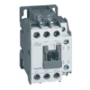 Contactor LEGRAND seria CTX³ – Serie: CTX³ 22 | Curent nominal (In): 22A | Compozitie contact auxiliar: 1xNO + 1xNC | Tensiune de izolatie (Ui): 690V AC | Conexiune electrica: borne cu surub - 416116
